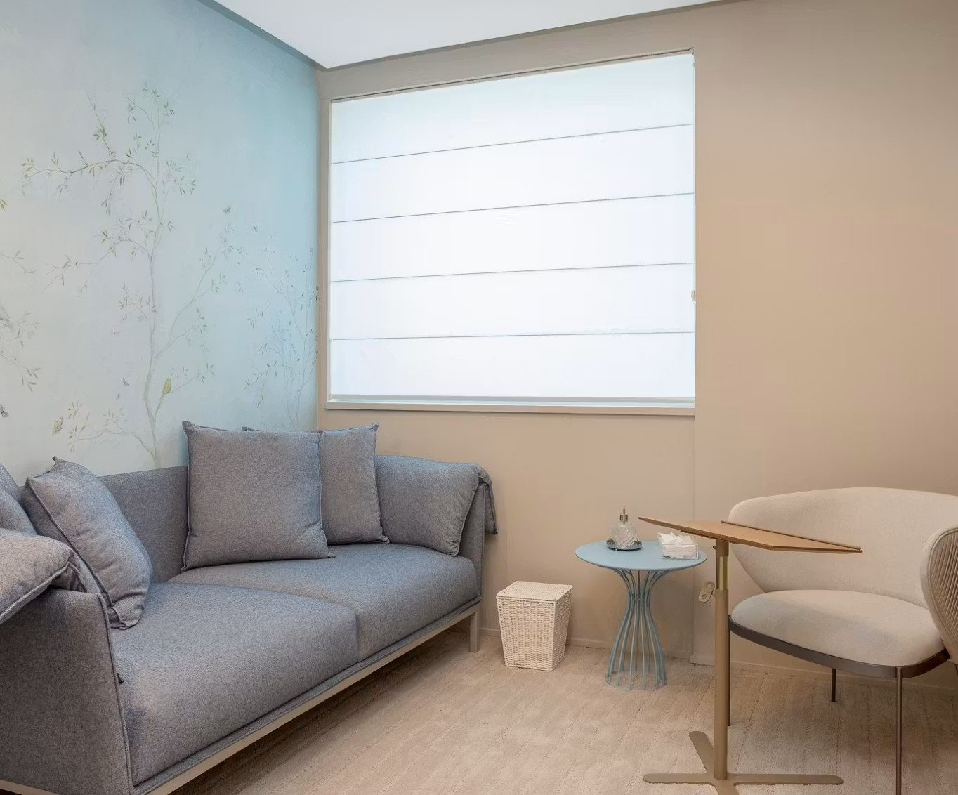 Sala de atendimento em Pinheiros, com sofá confortável e ambiente acolhedor